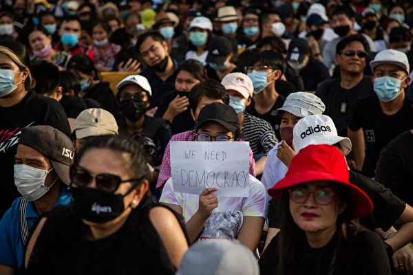 Hàng chục ngàn người Thái Lan tuần hành tại Bangkok vào ngày 16/8 đòi Thủ tướng nước này từ chức. (Ảnh: Getty Images)