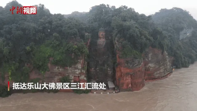 Trung Quốc: Lũ lớn dâng tới chân tượng Phật ngàn năm, 100.000 người sơ tán khẩn cấp
