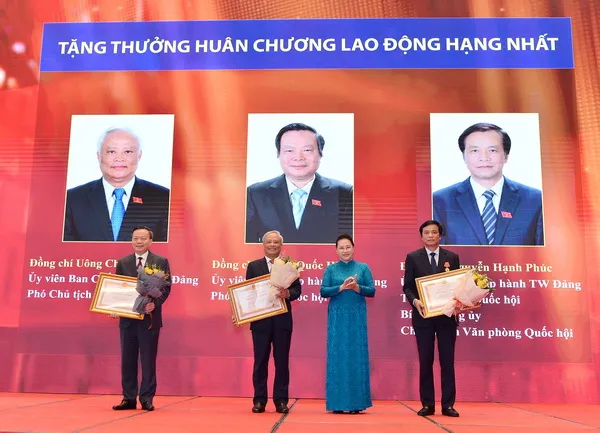 Chủ tịch Quốc hội Nguyễn Thị Kim Ngân tặng hoa chúc mừng các đồng chí được tặng thưởng Huân chương Lao động hạng Nhất