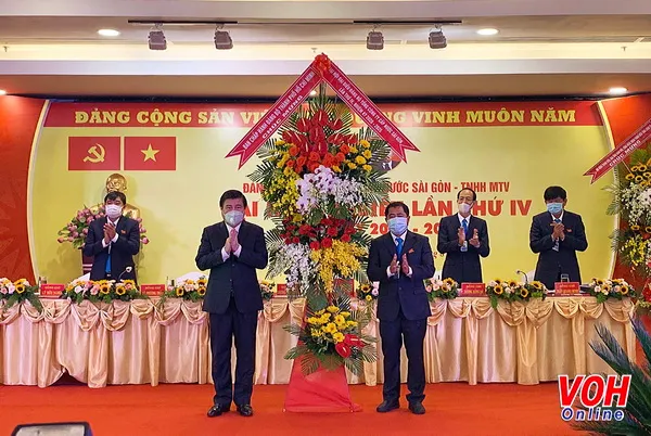 Đồng chí Nguyễn Thành Phong, Ủy viên Trung ương Đảng, Phó Bí thư Thành ủy, Chủ tịch UBND TPHCM tặng hoa chúc mừng Đại hội đảng Tổng Công ty Cấp nước Sài Gòn.