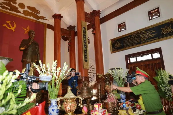 Thứ trưởng Lê Quý Vương cùng Đoàn đại biểu dâng hương tưởng niệm Chủ tịch Hồ Chí Minh tại Bảo tàng CAND thuộc Khu di tích Nha CATW.