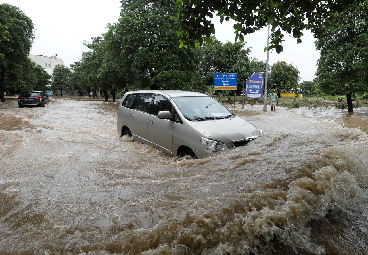 Ấn Độ: Lũ lụt nghiêm trọng, người dân lên mạng cầu cứu