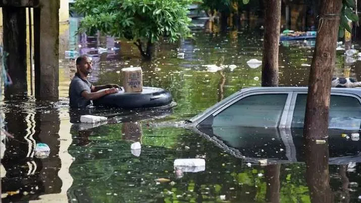 Ấn Độ: Lũ lụt nghiêm trọng, người dân lên mạng cầu cứu
