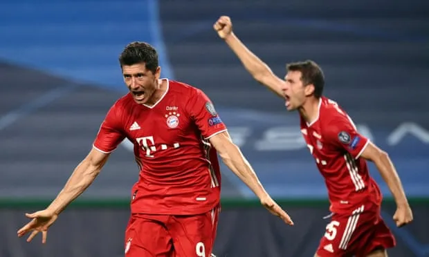 Lewandowski ăn mừng bàn thắng ấn định chiến thắng 3-0 cho Bayern Munich trước Lyon.