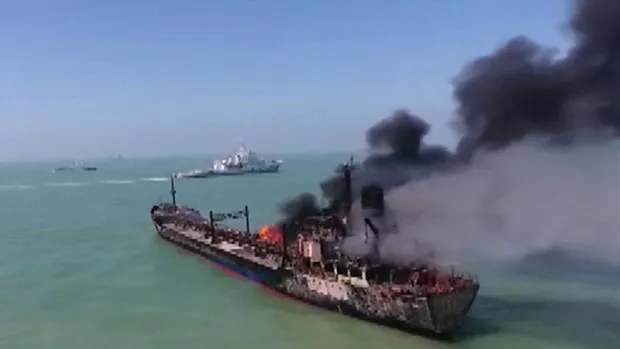 Tàu chở hàng đâm cháy tàu chở xăng, 14 người mất tích ở Trung Quốc