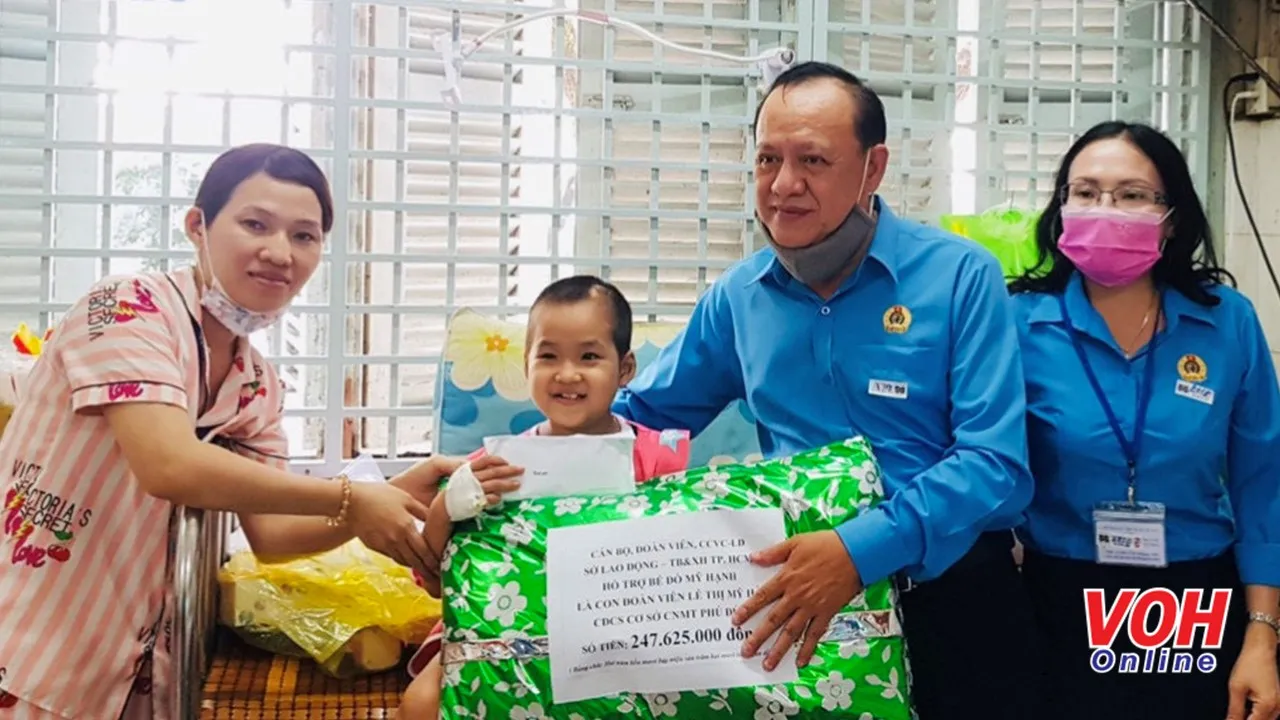 Đại diện Công đoàn Sở Lao động Thương binh và Xã hội TPHCM đã đến bệnh viện Ung bướu TP thăm và tặng quà, tiền cho bé Đỗ Mỹ Hạnh