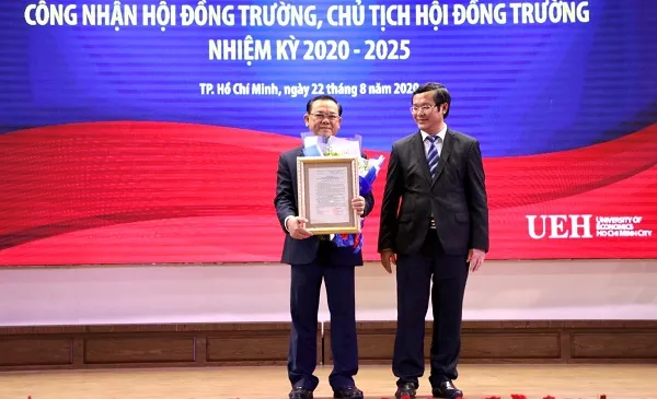 GS.TS. Nguyễn Đông Phong (trái) là Chủ tịch Hội đồng trường nhiệm kỳ 2020 - 2025