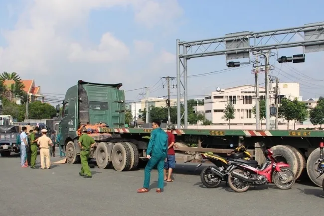 Tin tức tai nạn giao thông hôm nay 22/08/2020: Container kéo lê xe máy, 1 người tử vong 