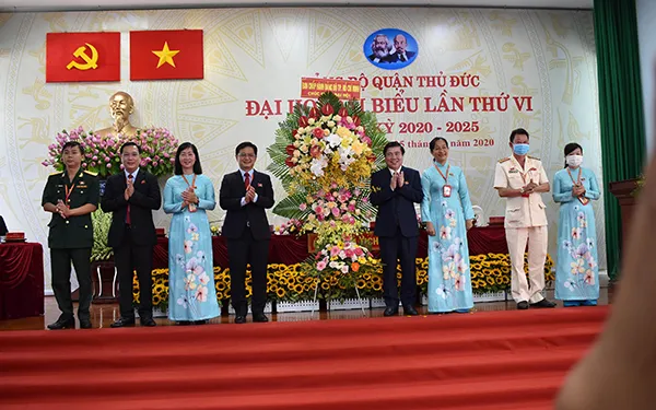 Chủ tịch UBND TPHCM Nguyễn Thành Phong tặng hoa chúc mừng đại hội
