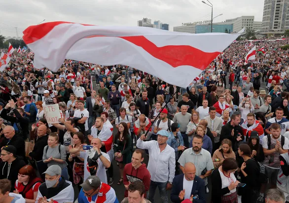 Người dân xuống đường biểu tình phản đối kết quả bầu cử ở Minsk