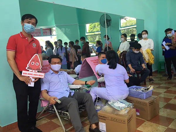 Ông Lâm Đình Thắng - Bí thư quận ủy Quận 9 tham gia hiến máu tại ngày hội.