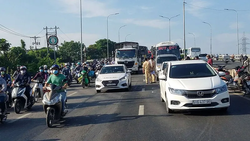 Tin tức tai nạn giao thông hôm nay 24/08/2020: Xe tải lật khi đổ đèo, 2 mẹ con tử vong tại chỗ