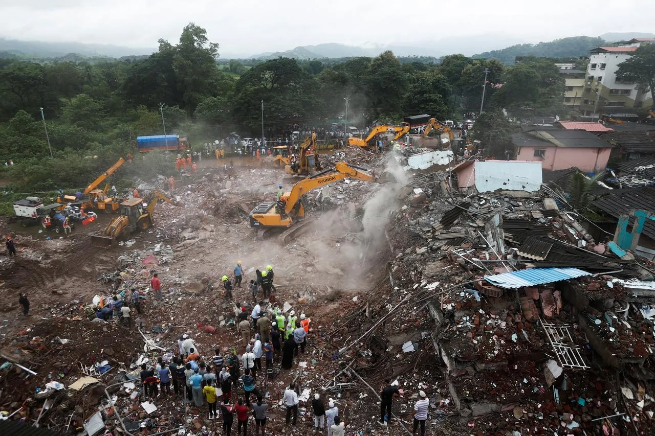  Ấn Độ: Tòa nhà 5 tầng bất ngờ đổ sập, gần 100 người còn mắc kẹt