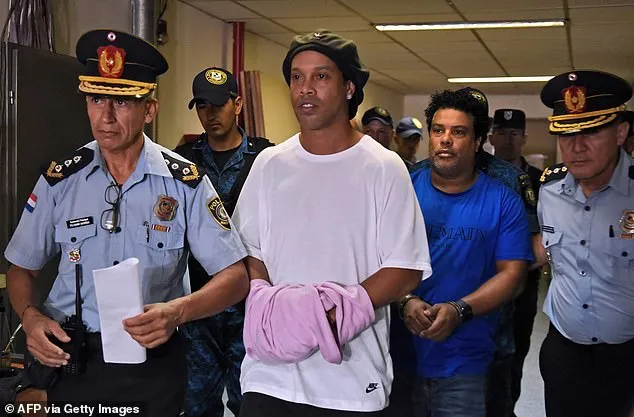 Ronaldinho được trả tự do