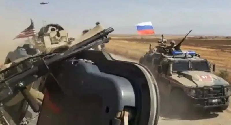 Xe quân sự Mỹ, Nga va chạm nhau tại Syria. (Ảnh cắt từ clip)