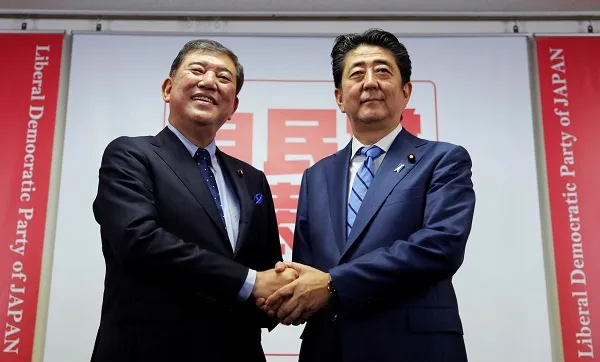 Thủ tướng Shinzo Abe (phải) và cựu Bộ trưởng Quốc phòng Shigeru Ishiba.