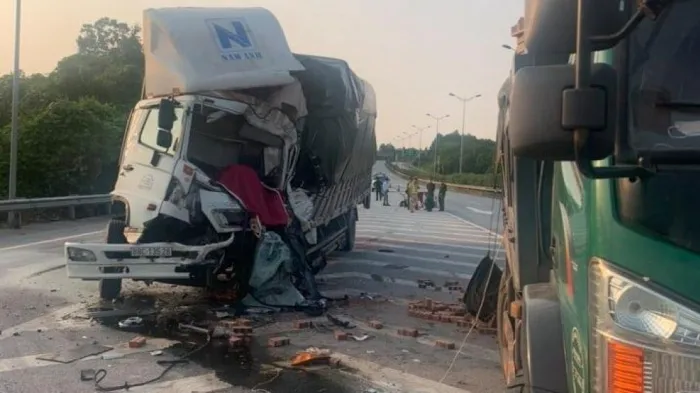 Tin tức tai nạn giao thông hôm nay 01/09/2020: Chạy ngược chiều đâm vào xe tải, 2 thanh niên tử vong 