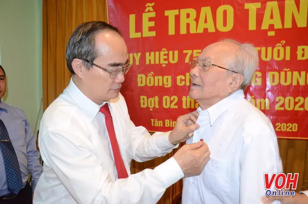 Bí thư Thành ủy trao Huy hiệu 75 năm tuổi Đảng
