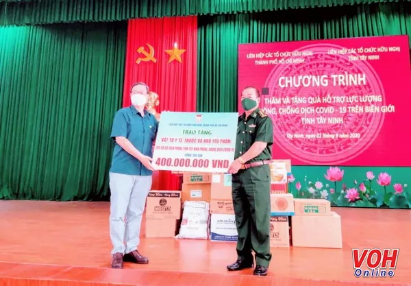 Liên hiệp các tổ chức Hữu nghị TPHCM trao tặng quà cho Bộ đội biên phòng tỉnh Tây Ninh