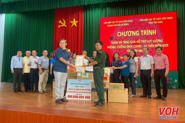 Liên hiệp các tổ chức Hữu nghị TPHCM trao tặng quà cho Bộ đội biên phòng tỉnh Tây Ninh