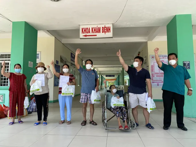Bác sĩ Lê Thành Phúc - Giám đốc Bệnh viện Phổi Đà Nẵng (bìa phải) và 6 bệnh nhân được chữa khỏi Covid-19 xuất viện sáng 2-9