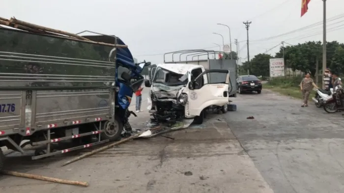 Tin tức tai nạn giao thông hôm nay 02/09/2020: Vượt container ‘bất thành’, thanh niên đi xe máy tử vong tại chỗ 