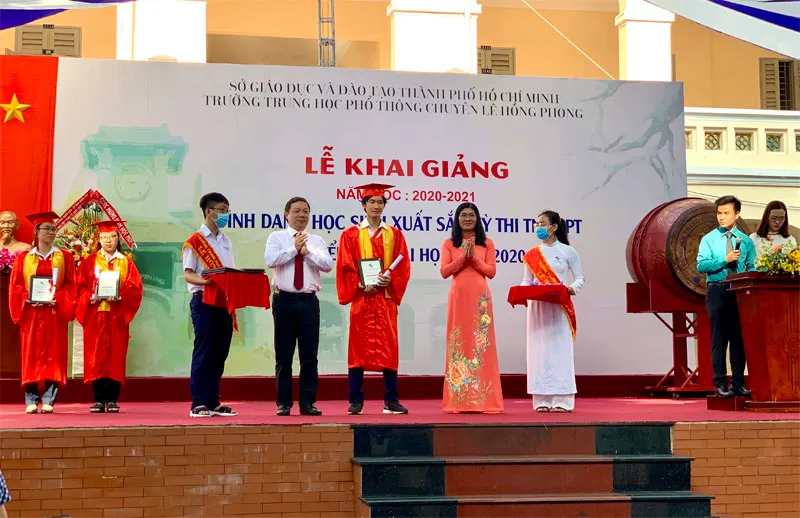 Trường THPT Chuyên Lê Hồng Phong vinh danh 55 học sinh xuất sắc