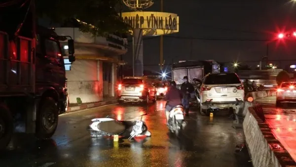 Tin tức tai nạn giao thông hôm nay 07/09/2020: Ôtô tông loạt xe máy dừng đèn đỏ, ít nhất 3 người bị thương 