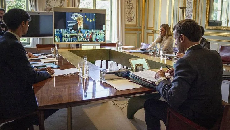 Tổng thống Pháp Emmanuel Macron tại một cuộc họp thưởng đỉnh trực tuyến của Hội đồng châu Âu bàn việc gia hạn trừng phạt Nga 