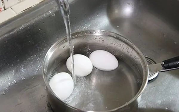 làm nguội trứng