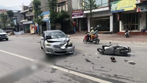 Tin tức tai nạn giao thông hôm nay 16/9/2020: Xe ôtô lấn làn đâm trực diện xe máy, 2 người bị thương nặng