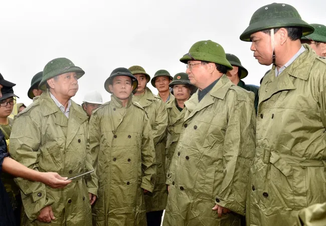 Lãnh đạo UBND tỉnh Thừa Thiên – Huế báo cáo với Phó Thủ tướng về công tác phòng chống bão. - Ảnh: VGP/Nhật Bắc