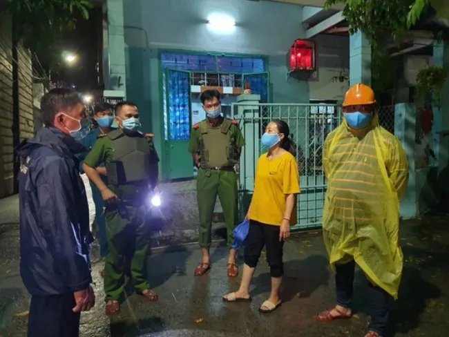 Đà Nẵng: Vận động sơ tán người dân đến nơi trú ẩn an toàn