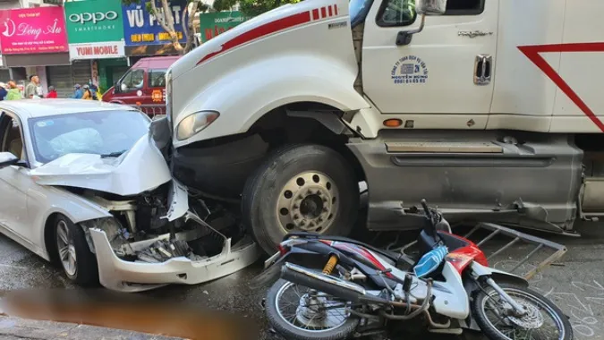 Tin tức tai nạn giao thông hôm nay 22/9/2020: Container tông liên hoàn ôtô và loạt xe máy, 3 người bị thương 