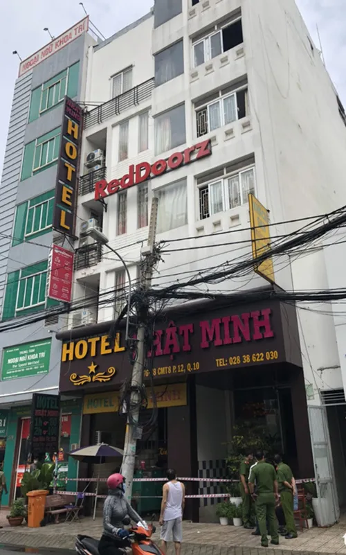 khách sạn Nhật Minh nằm trong hẻm 283 trên đường Cách Mạng Tháng 8, phường 12, quận 10, TPHCM đã bốc cháy trong 1 căn phòng  ở lầu 4, làm 1 người chết, 1 bị thương.