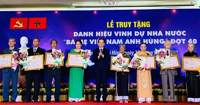  Phó Bí thư Thường trực Thành ủy  TP. Hồ Chí Minh Trần Lưu Quang trao tặng danh hiệu vinh dự Nhà nước Bà mẹ Việt Nam Anh hùng cho đại diện gia đình các Mẹ. 