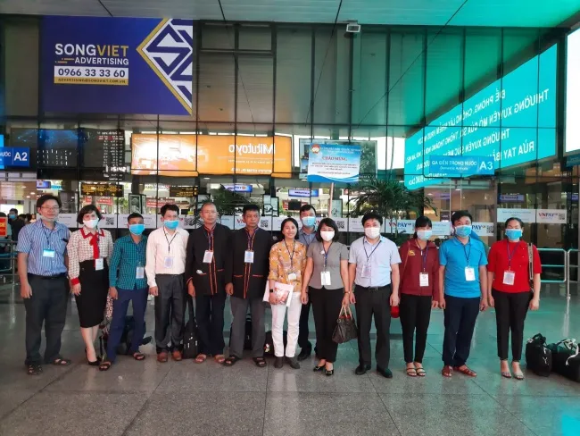 Đoàn chụp ảnh lưu niệm tại sân bay Tân Sơn Nhất. 