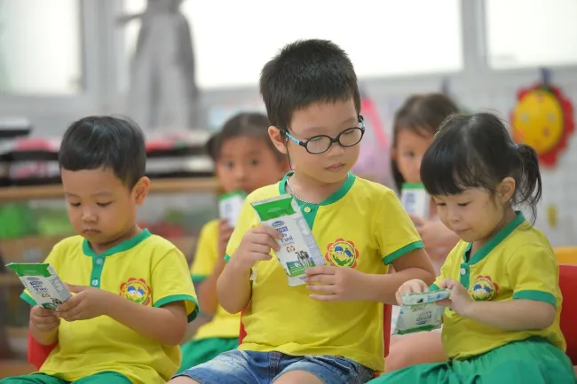 Các em học sinh trường Phổ thông Dân tộc Nội trú huyện Đồng Xuân vui mừng khi được tham gia chương trình Quỹ sữa Vươn cao Việt Nam tại Phú Yên