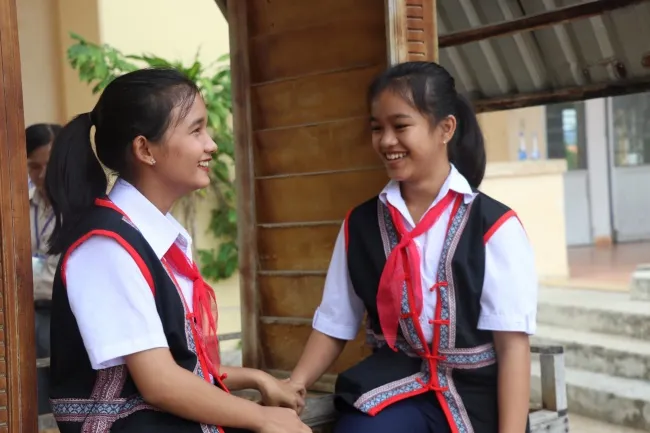 Nụ cười rạng rỡ của hai em La Lan Thị Kim Linh và La Lan Thị Thắm trong ngày nhận sữa của chương trình