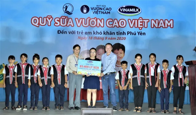 Năm 2020, Vinamilk và Quỹ sữa Vươn cao Việt Nam trao tặng 83.400 ly sữa, tương đương khoảng 600 triệu đồng cho 930 trẻ em có hoàn cảnh khó khăn tại tỉnh Phú Yên