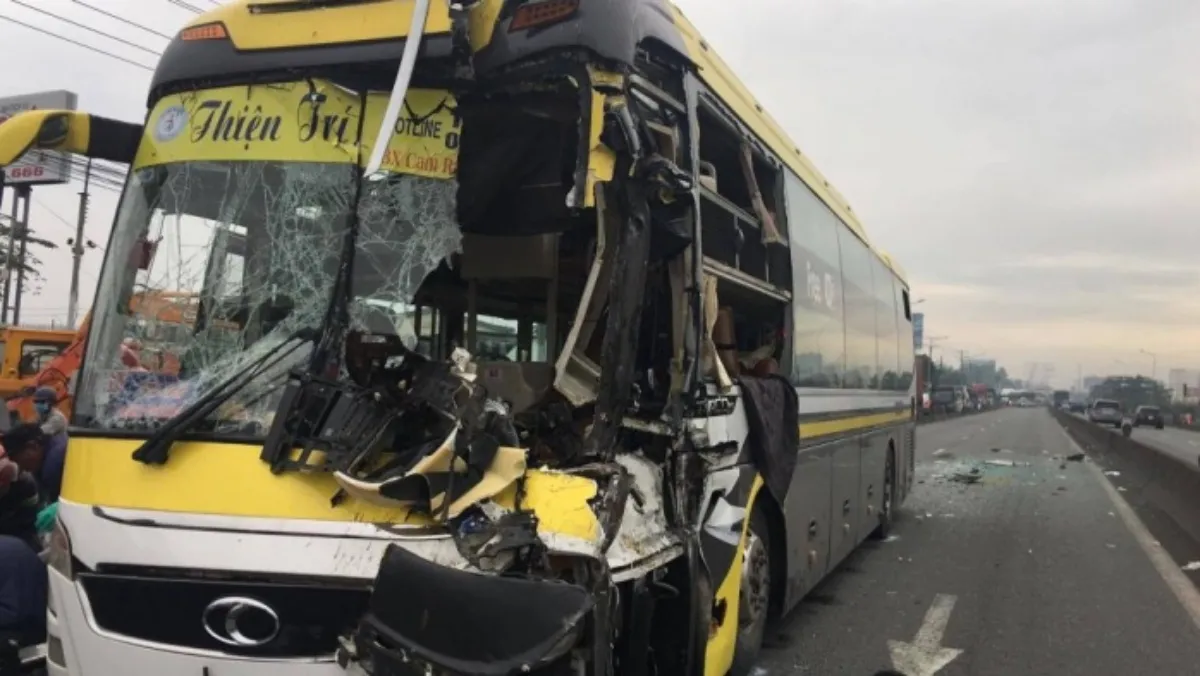 Tin tức tai nạn giao thông hôm nay 26/09/2020: Xe khách tông trực diện xe tải, tài xế vong trong cabin ảnh 1