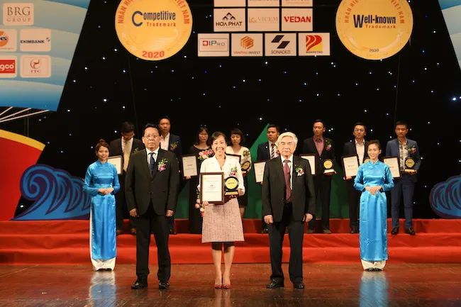 Bà Thái Minh Diễm Tú – Giám đốc Khối Tiếp thị đại diện Ngân hàng Techcombank nhận giải thưởng trong buổi lễ