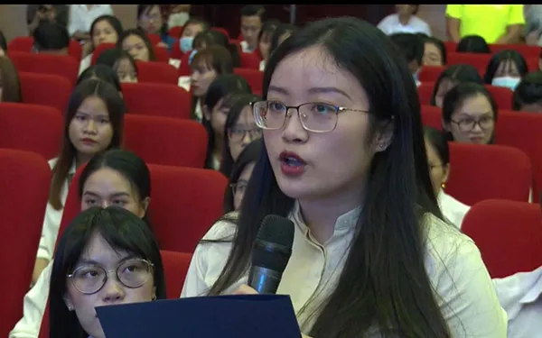 Sinh viên đặt câu hỏi với Phó Thủ tướng Phạm Bình Minh