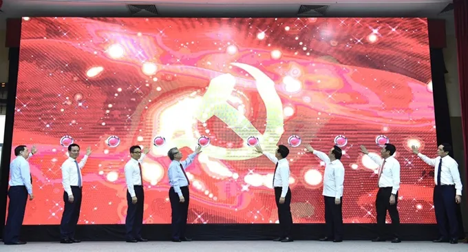 Các đồng chí lãnh đạo Đảng, Nhà nước bấm nút khai trương Trang tin điện tử Đảng Cộng sản Việt Nam - Đại hội XIII