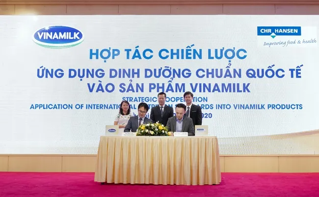 4: Ông Phan Minh Tiên và ông Dương Quang Vinh, Trưởng đại diện của tập đoàn CHR Hansen tại Việt Nam thực hiện ký kết hợp tác chiến lược tại sự kiện