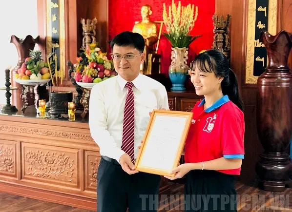 Bí thư Quận ủy quận Thủ Đức Nguyễn Mạnh Cường trao quyết định kết nạp Đảng viên mới cho Trần Thị Thanh Vân