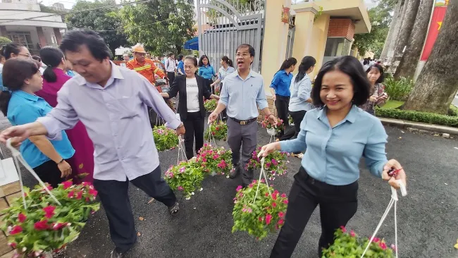 Đoàn viên, công nhân viên chức lao động trên địa bàn Quận đóng góp hoa để làm đẹp tuyến đường đường An Dương Vương