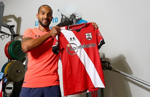 Walcott đã trở lại Southampton sau 15 năm chia xa