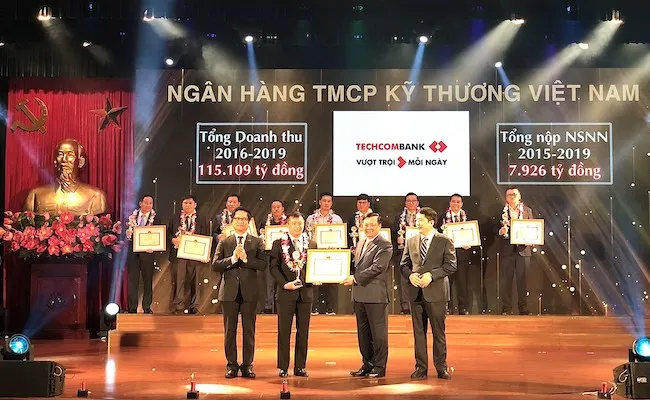Ông Phạm Quang Thắng, Phó Tổng Giám đốc Techcombank đại diện nhận bằng khen của Tổng cục Thuế
