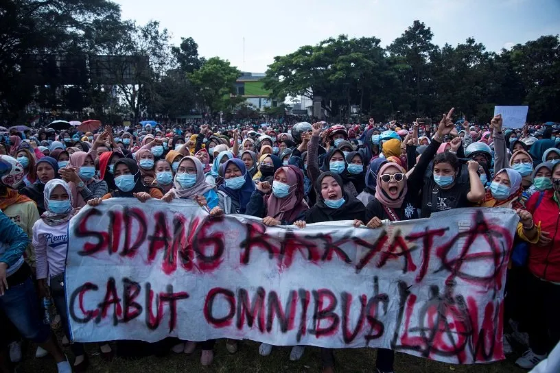 Biểu tình chống dự luật việc làm mới ở Indonesia biến thành bạo loạn